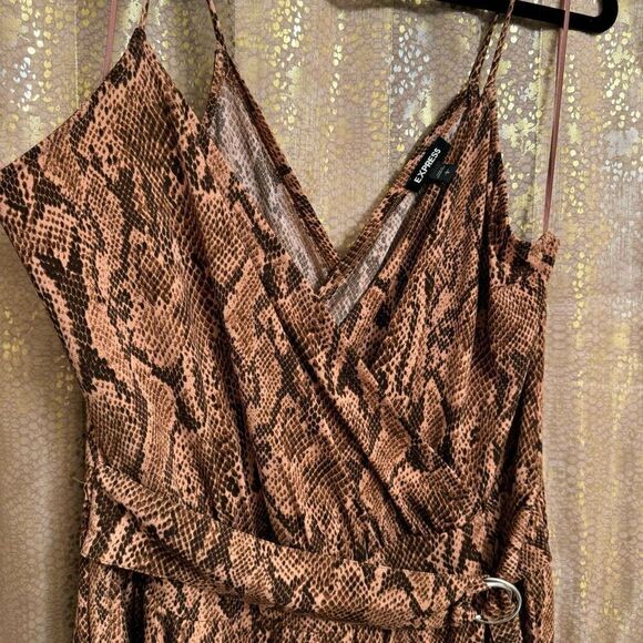 Express Brown Tan Snakeskin Print Belted Wrap Stretchy Jumpsuit Large - Picture 3 of 11
